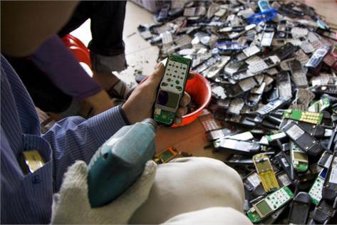 央视调查旧手机 可提炼黄金纯度远高于矿石 第3张 央视调查旧手机 可提炼黄金纯度远高于矿石 第3张